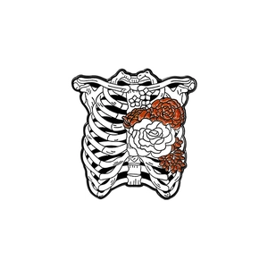 Broche artistique en émail représentant une cage thoracique avec des détails floraux