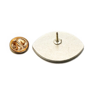 Makroaufnahme der mattgoldenen Logo-Anstecknadel-Rückseite mit Schmetterlingsverschluss