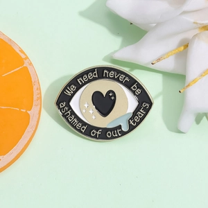 Auge-Emaille-Brosche mit dem englischen Zitat We need never be ashamed of our tears
