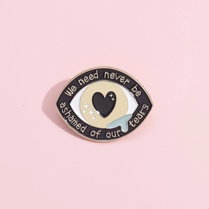 Broche œil en émail avec cœur et larme, We need never be ashamed of our tears gravé dessus