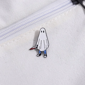 Détail du pin's fantôme créatif avec couteau sur un sac en toile blanc d'Halloween