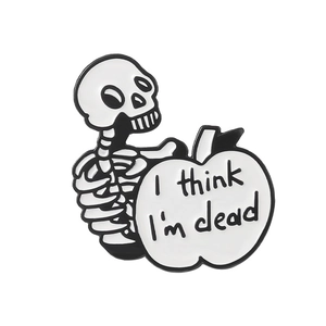 Broche en émail squelette avec motif pomme et texte 'I think I'm dead' sur fond blanc