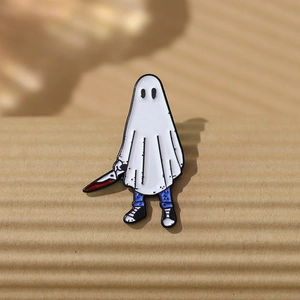 Broche émaillée fantôme d'Halloween avec dague sur un fond texturé marron