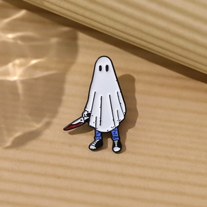 Insigne d'Halloween fantôme blanc rigolo avec un couteau ensanglanté et un jean bleu