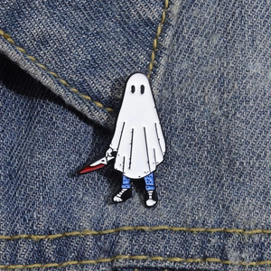 Broche fantôme d'Halloween en émail avec poignard sur tissu en jean bleu foncé