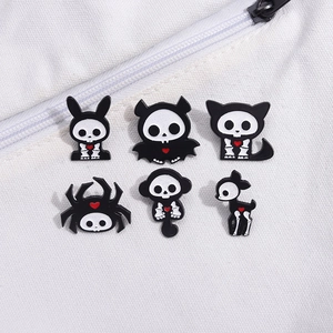 Détails de six pins animaux squelettes gothiques avec coeurs rouges sur toile blanche