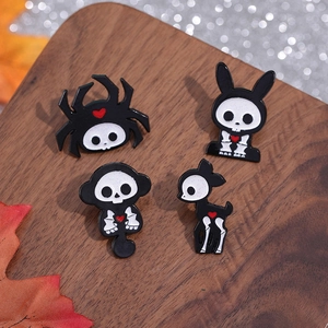 Lot de quatre pin's punk en émail avec motifs de squelettes d'animaux dont araignée et lapin