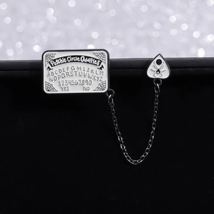 Vue détaillée de la broche à chaîne gothique Ouija avec araignée et motifs psychiques