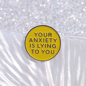 Insigne rond en émail jaune avec texte noir Your Anxiety Is Lying To You pour sac à dos