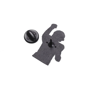 Détail du dos de la broche en alliage noir avec fermoir en caoutchouc et texture mate