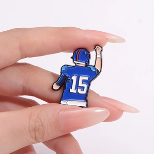 Pin's émaillé joueur de football américain avec maillot bleu et numéro 15 tenu en main