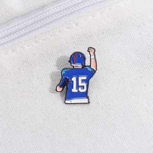 Détail de l'épinglette en émail joueur de foot américain avec numéro 15 sur toile blanche