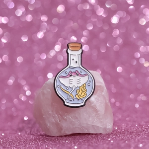 Lindo pin de esmalte con una raya rosa en una botella y detalles de estrellas