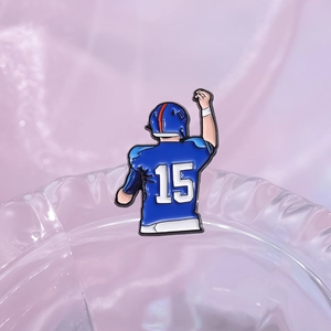 Spilla smaltata di un giocatore di football americano con numero di maglia 15 blu