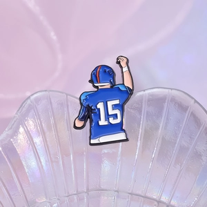 Broche en émail bleu joueur de football américain numéro 15 sur support en verre nacré