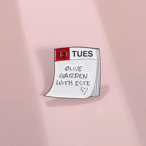 Creative Alloy Calendar Page Enamel Pin Date 13 Tuesday Heart Design Retro Brooch For Backpack Clothing Accessories Unisex Gift