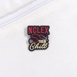 Vue macro du pin's émaillé NCLEX THEN Chill avec stéthoscope sur toile blanche