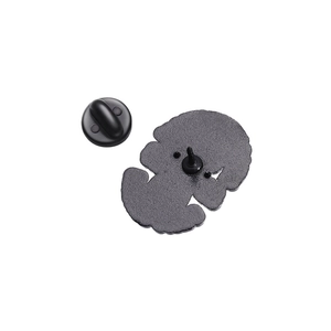 Vue détaillée du dos d'un badge noir mat avec épingle de sûreté et fermoir en caoutchouc