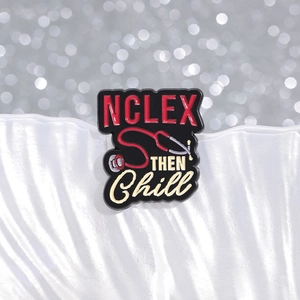 Broche stéthoscope en émail avec texte NCLEX Chill pour infirmières et étudiants