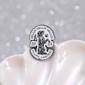Broche en émail minimaliste avec chien et texte Hello 2024 sur fond de coquillage blanc
