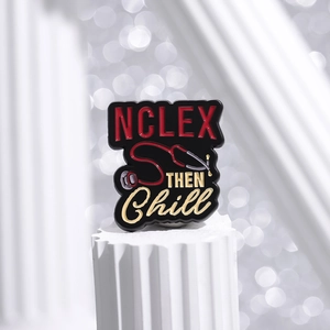 Broche créative stéthoscope avec texte NCLEX THEN CHILL en émail et alliage
