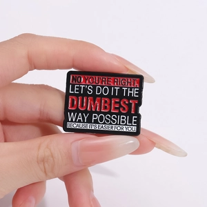 Nahaufnahme einer Emaille-Brosche mit sarkastischem Spruch No You Are Right Let's Do It The Dumbest Way