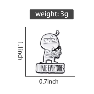 Détail du pin's émaillé avec le texte I HATE EVERYONE et les dimensions du produit