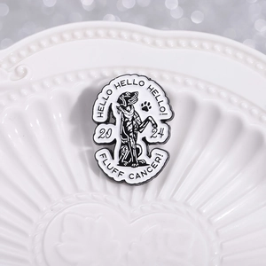 Pin's émaillé motif chien avec texte HELLO et design géométrique noir et blanc