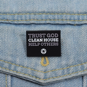 Pin's rectangulaire noir émaillé avec texte Trust God Help Others sur tissu denim