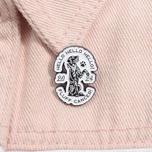 Détail d'une broche en émail pour chien avec slogans caritatifs 2024 sur tissu rose