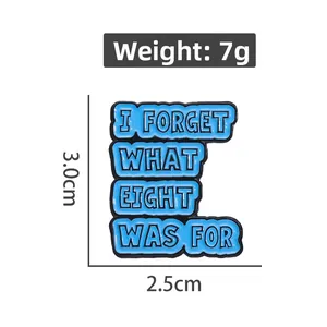 Pin's en émail bleu avec phrase I FORGET WHAT EIGHT WAS FOR, dimensions 2,5x3,0 cm