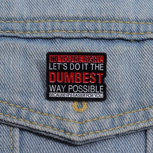 Lustige schwarze Emaille-Anstecknadel mit sarkastischem Text auf Denim-Jacke