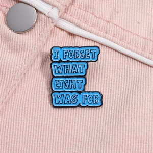 Pin's en émail bleu avec citation I Forget What Eight Was For sur une veste rose