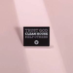 Pin's en émail noir avec texte Trust God Clean House Help Others et symbole AA sobre
