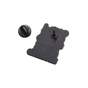 Detailansicht der Emaille-Brosche Rückseite mit Metallstift und Gummikupplung