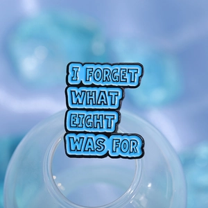 Broche rectangulaire en émail bleu avec citation I FORGET WHAT EIGHT WAS FOR en noir