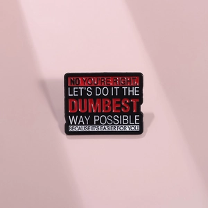 Rechteckige Emaille-Brosche mit sarkastischem Spruch auf schwarzem Metall für Taschen