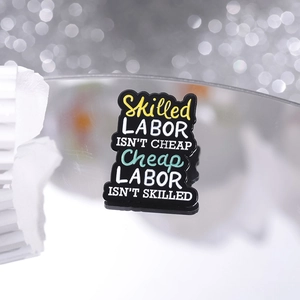 Schwarze Emaille-Brosche mit buntem Motivationsspruch auf glänzendem Metall-Finish