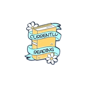 Pin esmaltado con libro amarillo, margaritas blancas y cinta de Currently Reading