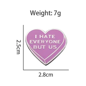 Spilla smaltata a cuore viola con testo I HATE EVERYONE BUT US e bordi in metallo