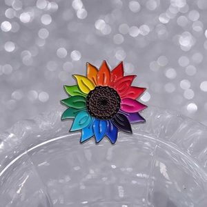 Broche tournesol arc-en-ciel en émail avec pétales colorés sur fond argenté étincelant