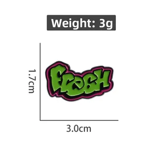 Grüne Emaille-Anstecknadel im Graffiti-Stil 'Fresh' mit rosa Umrandung, 3,0 x 1,7 cm
