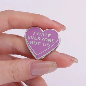 Spilla a cuore in smalto rosa con scritta I HATE EVERYONE BUT US e bordi in metallo argento