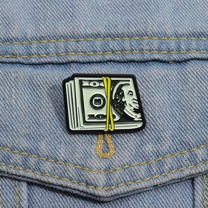 Broche créative en émail en forme de billets de dollars sur une veste en jean tendance