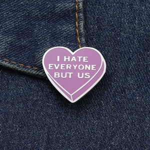 Spilla a Forma di Cuore con Slogan I Hate Everyone But Us in Smalto Lega Viola Pin Distintivo Gioielli Per Amici Coppie