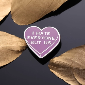 Spilla a cuore viola con scritta I HATE EVERYONE BUT US su sfondo nero elegante