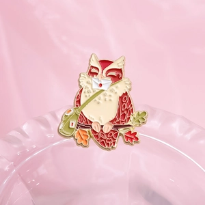 Broche en émail hibou facteur mignon avec lettre et sac de messager en finition dorée