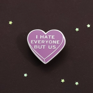 Spilla a cuore viola con scritta I Hate Everyone But Us su sfondo scuro testurizzato