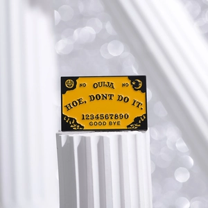 Broche émaillée gothique Ouija avec texte Hoe Don't Do It sur support blanc