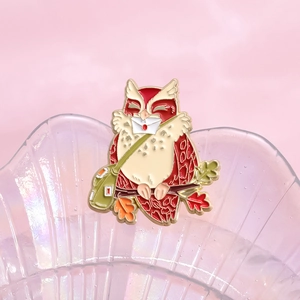 Broche en émail chouette de dessin animé avec enveloppe et feuilles d'automne sur fond perlé